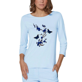 Pruimen Bloesem Vlinder Strijk Embleem Patch Set op een lichtblauwe longsleeve
