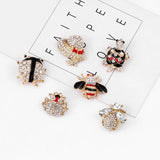 Bij Hommel Strass Broche Sierspeld samen met vijf andere broches uit dezelfde serie