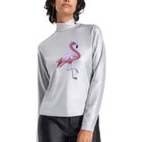 Roze Flamingo XXL Strijk Embleem Patch Links op een zilverkleurige longsleeve