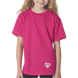 Hartje Met Oogjes Strijk Embleem Patch Licht Roze op een donker roze t-shirt