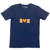 Oranje Hartje Met Oogjes Strijk Embleem Patch samen met oranje strijk letters op een donkerblauw t-shirtje