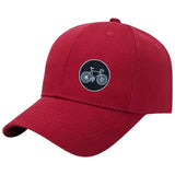 Fiets Race Mountainbike Strijk Embleem Patch op een rode cap