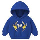 Pruimen Bloesem Bloemen Geel Strijk Embleem Patch Links samen met de rechter variant en een witte vlinder strijk patch op een kleine blauwe baby hoodie