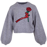 Roos Love Love Tekst Strijk Embleem XL Patch op een grijze sweater