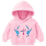 Kolibrie Vogel Strijk Embleem Patch Roze samen met twee  lichtblauwe bloesem takjes op een kleine roze baby hoodie