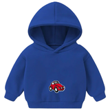 Rode Kever Oogjes Auto Strijk Embleem Patch op een kleine blauwe hoodie