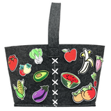 Aardbei Fruit Strijk Embleem Patch samen met ander groente en fruit strijk patches op een grijs vilten tas