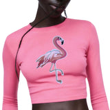 Roze Flamingo XXL Strijk Embleem Patch Links op een roze longsleeve