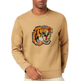 Tijger Kop Brullen Strijk Embleem Patch op een mosterdgele sweater