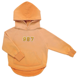 Cijfer 9,8 en 7 op een kleine oranje hoodie