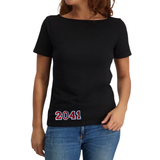 Cijfer Nummer Wit Rood Strijk Patch Embleem op een zwart t-shirt