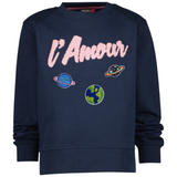 Planeet Aarde Strijk Embleem Patch samen met twee andere planeten op een blauwe sweater