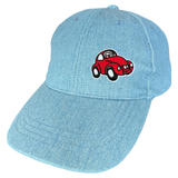 Rode Kever Oogjes Auto Strijk Embleem Patch op een blauwe cap