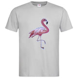 Roze Flamingo XXL Strijk Embleem Patch Links op een grijs t-shirt