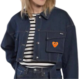 Oranje Hartje Met Oogjes Strijk Embleem Patch op een donkerblauw spijkerjack