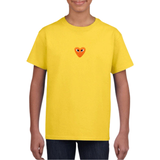 Oranje Hartje Met Oogjes Strijk Embleem Patch op een geel t-shirt