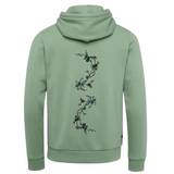 Twee maal de Pruimen Bloesem Donkerbruine Tak Strijk Embleem Patch Mos Groen op de rugzijde van een groene hoodie