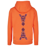 Twee maal op de rugzijde van een oranje hoodie