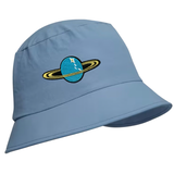 Planeet Planeetringen Strijk Embleem Patch op een blauwe Bucket Hat