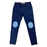 Knie Elleboog Strijk Patch Set Denim Bloemenmotief Wit op een donkerblauwe spijkerbroek