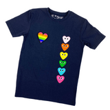 Hartje Met Oogjes Strijk Embleem Patch Licht Roze samen met vijf andere kleur varianten en een regenboog hartjes patch op een donkerblauw t-shirtje