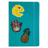 Ananas Paillette Strijk Embleem Patch samen met twee andere patches op de voorzijde van een blauwe agenda