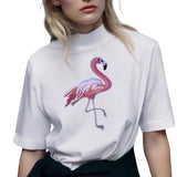 Roze Flamingo XXL Strijk Embleem Patch Links op een wit t-shirt