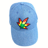 Wiet Hennep Cannabis blad Met Rasta kleuren Strijk Patch op een cap van spijkerstof