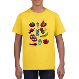 Fruit Groenten Strijk Embleem Patch Set 11 Patches op een geel t-shirt