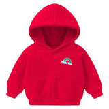 Regenboog Wolken Strijk Embleem Patch op een rode baby hoodie