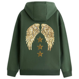 Vleugel XXL Paillette Strijk Applicatie Patch Set Goud samen met drie goudkleurige strass ster patches op de rugzijde van een groene hoodie