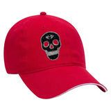 Skull Strass Strijk Embleem Patch op een rode cap