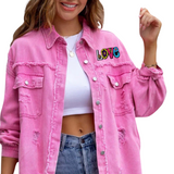 Love Tekst Flowerpower Strijk Embleem Patch op een roze spijkerblouse