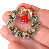 Close-up van de Kerstkrans Hulst Broche Sierspeld