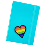 Hartje Regenboog Strijk Embleem Patch op de voorzijde van een blauwe agenda