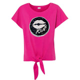 Mond Kiss Reversible Paillette Opnaai Embleem Patch op een fuchsia shirtje