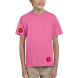 Twee maal de Madelief Bloemetje Strijk Embleem Patch Fuchsia Roze op een roze t-shirt