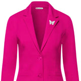 Vlinder Broche Sierspeld Paarlemoer Wit op een fuchsia colbert