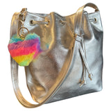 Sleutelhanger Pluche Hart Regenboog Print Tas Hanger aan een zilverkleurige tas