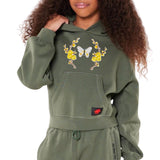 Bloesem Vlinder Geel Wit Strijk Embleem Patch Set op een groene hoodie