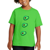 Drie maal de Avocado Strijk Embleem Patch Badstof Groen op een groen t-shirtje