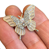 Close-up van de Broche Sierspeld Vlinder Paarlemoer Strass Goud