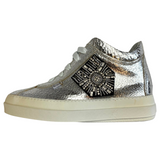 Embleem Rhinestone Luxe Opnaai Fashion Part op een zilverkleurige sneaker