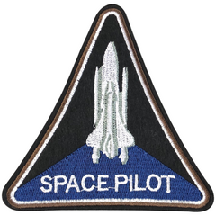 Aufnäher mit Logo-Applikation und Aufnäher zum Aufbügeln mit Text „Space Shuttle Space Pilot“.