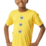 Drie mala de Cupcake Gebakje Taartje Strijk Embleem Patch op een geel t-shirt