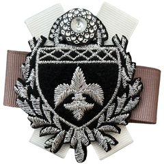 Broschennadel-Emblem