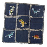 Dino Dinosaurus T-Rex Tyrannosaurus Strijk Embleem Patch samen met andere dino's op een kussenhoesje