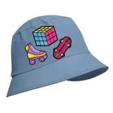 Play And Game Strijk Embleem Patch Set 3 stuks op een blauwe Bucket Hat