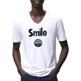 UFO I Want To Leave Tekst Stijk Embleem Patch samen met een strass smile tekst strijk patch op een wit t-shirt