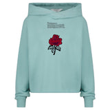 Rode Roos Op Steel Strijk Embleem Patch L op een blauw groene sweater